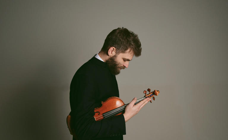 Image of Johnny Gandelsman holding his violin