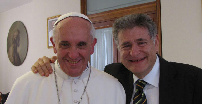 Rabbi Abraham Skorka with his arm around his friend Pope Francis, both smiling.