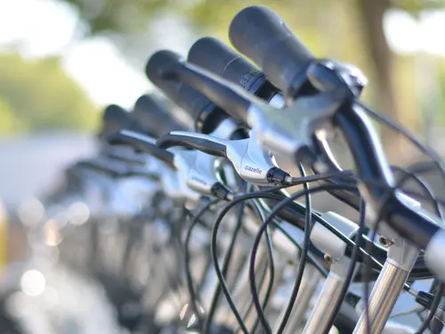 Close up of bike handles. (Photo from Prabhala Raghuvir via Pexels)