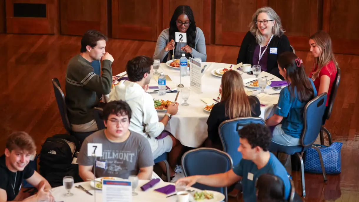 Koren sits down with students at a dialogue dinner